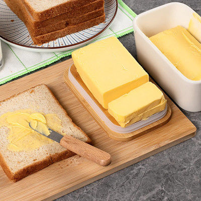 Prato de manteiga cerâmico branco com tampa e faca para o contador de cozinha