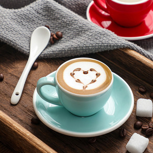 Os copos multicoloridos do café da porcelana 75ml com pires aumentam fontes da cozinha
