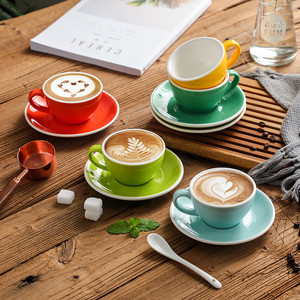Os copos multicoloridos do café da porcelana 75ml com pires aumentam fontes da cozinha