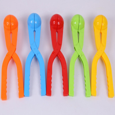 A bola plástica multicolorido da neve do fabricante da bola de neve brinca jogos com punho