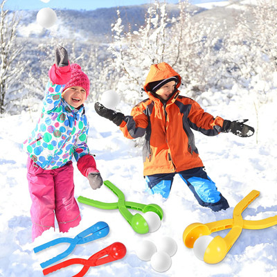 A bola plástica multicolorido da neve do fabricante da bola de neve brinca jogos com punho
