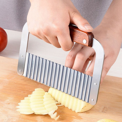Dobra ondulada que corta desbastando o cortador de aço inoxidável da batata das ferramentas com punho de madeira