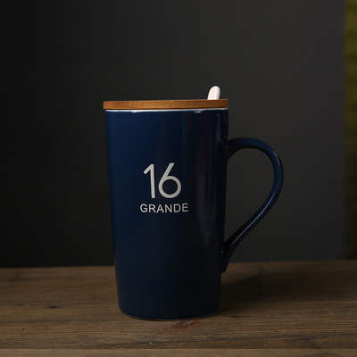 Copos bebendo feitos sob encomenda cerâmicos com as canecas brancas da sublimação 6oz da colher