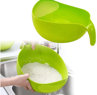 Bacia plástica do filtro do arroz com a cozinha do punho que drena escorredores para vegetais de limpeza