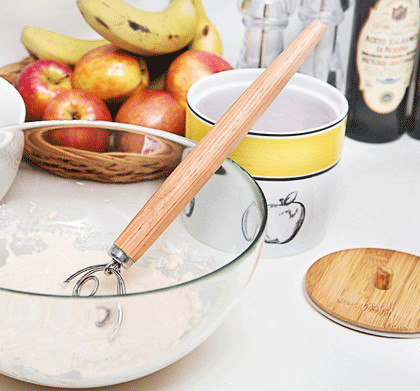 Batedor de ovos da massa com anel de aço inoxidável &amp; batedor de ovos de madeira para a ferramenta do cozimento do pão
