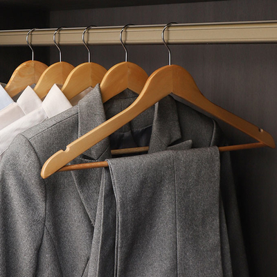 Os ganchos de revestimento de madeira amigáveis de Eco no volume para a roupa deslizam não