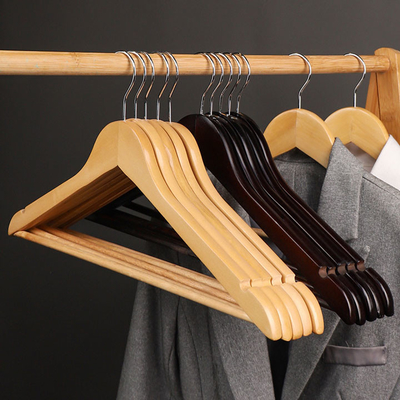 Os ganchos de revestimento de madeira amigáveis de Eco no volume para a roupa deslizam não