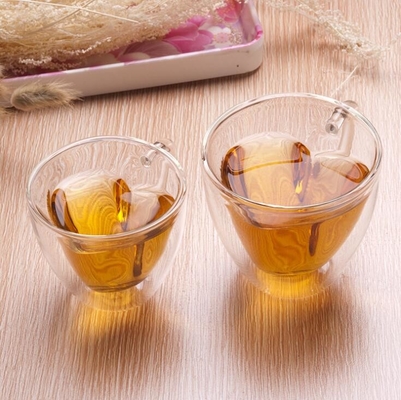 O coração de vidro transparente do presente dos copos bebendo do costume ISO9001 deu forma a 200ml-300ml