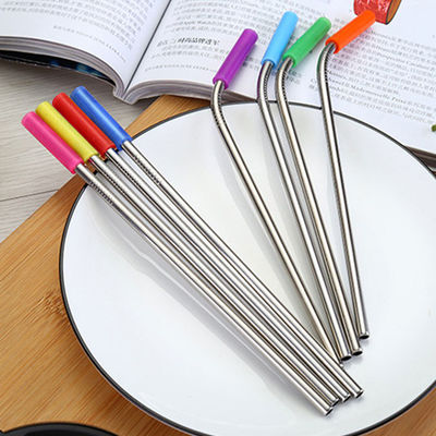 Palhas bebendo do metal de aço inoxidável com fontes da cozinha do saco