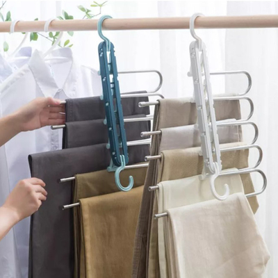 Espaço dos eletrodomésticos que salvar o gancho de dobramento plástico que seca cremalheiras para a roupa