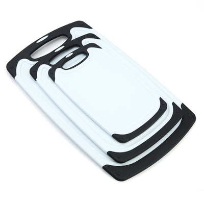 A placa de corte de desbastamento plástica livre Juice Grooves With Easy Grip da cozinha de BPA segura 676g