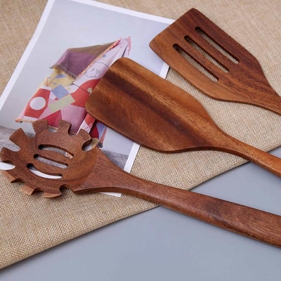 Cole não as colheres de madeira dos utensílios de bambu da cozinha maiorias para cozinhar 5 partes
