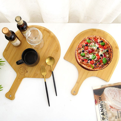 Placa de bambu natural superior da casca da pizza da padaria com bordas &amp; o punho fáceis do deslize