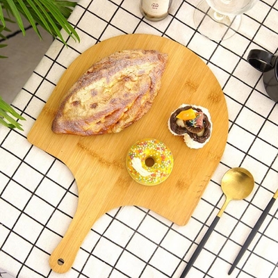 Placa de bambu natural superior da casca da pizza da padaria com bordas &amp; o punho fáceis do deslize