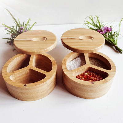 Os utensílios de bambu da cozinha da especiaria e dos temperos salgam a caixa com colher