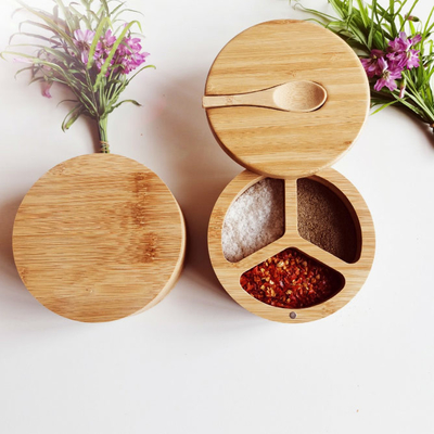 Os utensílios de bambu da cozinha da especiaria e dos temperos salgam a caixa com colher