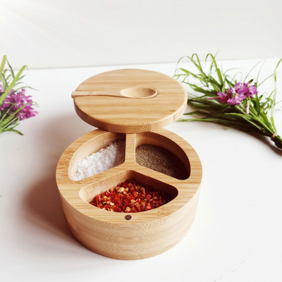 Os utensílios de bambu da cozinha da especiaria e dos temperos salgam a caixa com colher