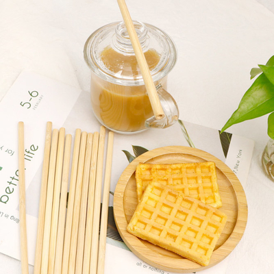 Volume de bambu reusável das palhas bebendo dos utensílios da cozinha