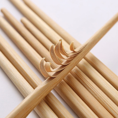 Os hashis de bambu naturais reusáveis aumentam para o cozimento do restaurante