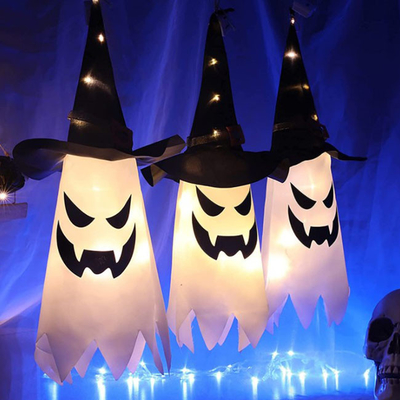Luz exterior acima Dia das Bruxas que pendura o chapéu da bruxa das decorações de Ghost