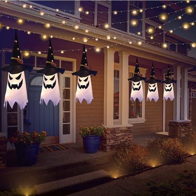 Luz exterior acima Dia das Bruxas que pendura o chapéu da bruxa das decorações de Ghost