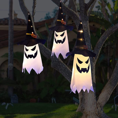 Luz exterior acima Dia das Bruxas que pendura o chapéu da bruxa das decorações de Ghost