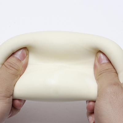 Bolo enchido cozinhado que espreme o brinquedo da inquietação da bola do esforço da bolinha de massa