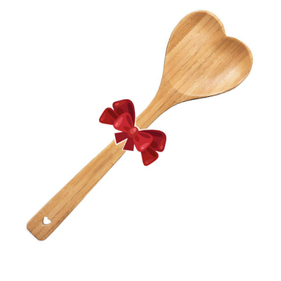 O coração de madeira deu forma à colher de bambu gravada cozinhando a colher de amor