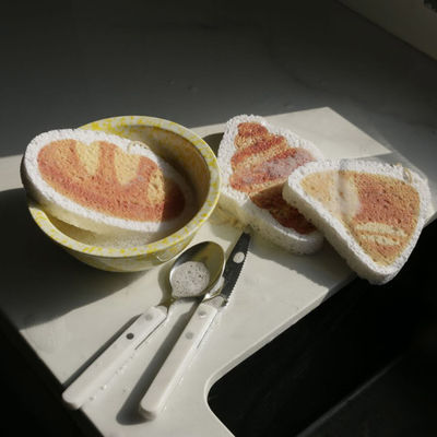 As fontes bonitos da cozinha do volume da compressão dos desenhos animados tornam côncava a esponja de lavagem reusável