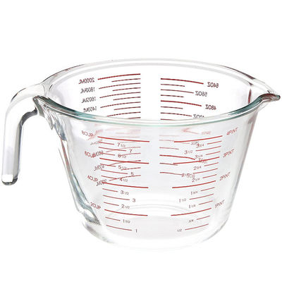 Copo de medição de vidro de cozimento da cozinha com gráficos vermelhos micro-ondas e forno