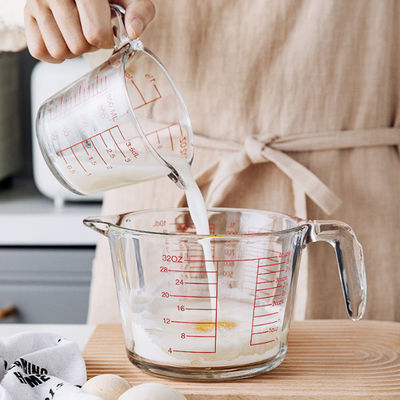 Copo de medição de vidro de cozimento da cozinha com gráficos vermelhos micro-ondas e forno