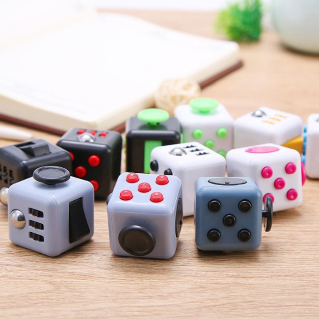 Brinquedos coloridos Mini Gadgets Cube da inquietação do alívio de tensão da descompressão